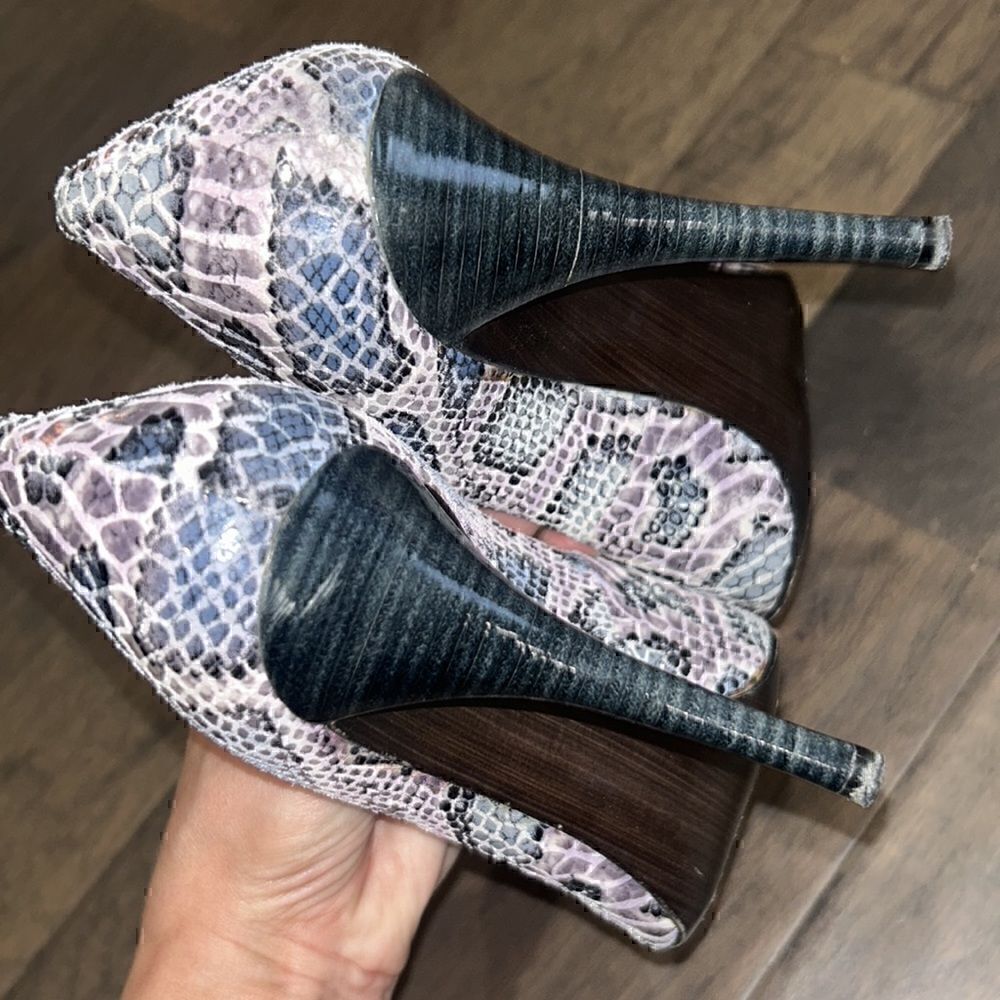 STUART WEITZMAN Grey/Purple/Blue Snake Print Stiletto Heels 5”heel Sz 8.5 GUC - Picture 7 of 9